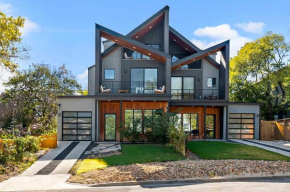 SoCo Villa - Backyard - Balconies - DT Austin